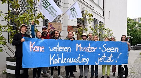أعضاء من مجموعة البيئة رابطة الخضر يتظاهرون أمام قمة المياه في برلين. / صورة: سورين ستاش/dpa
