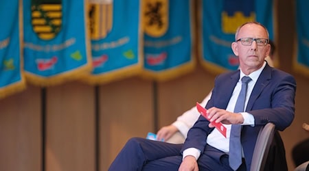 Jörg Urban، زعيم حزب AfD ساكسونيا، يجلس في اجتماع الحزب الولائي لحزب AfD الساكسوني. / صورة: سيباستيان ويلنو / دبا