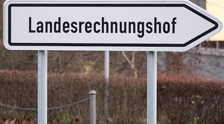 لافتة شارع تحمل عبارة "الجهاز المحاسب للولاية" في دوار. / صورة: سيباستيان كانهرت/وكالة الصحافة الألمانية/صورة أرشيفية
