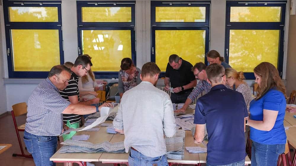 Zahlreiche Wahlhelfer sind mit der Stimmenauszählung der Briefwahlstimmen zur Europawahl beschäftigt. Die Europawahl begann am 6. Juni. In Deutschland wurde am 9. Juni gewählt. / Foto: Jan Woitas/dpa