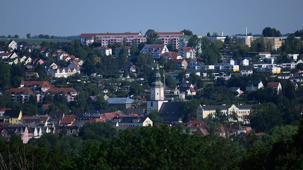 Blick auf die Große Kreisstadt im sächsischen Landkreis Mittelsachsen. Bei der Suche nach der vermissten neunjährigen Valeriia hat die Polizei im sächsischen Döbeln eine Leiche gefunden. Die Polizei teilte mit, es werde geprüft, ob es sich dabei um das seit dem 3. Juni vermisste Mädchen handle. / Foto: Robert Michael/dpa