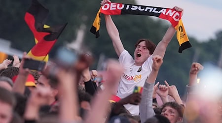 Němske fanoje se raduja po naprahu k 3:0 běh přenosoweho wobraza. / Foto: Marcus Brandt/dpa/Symbolbild
