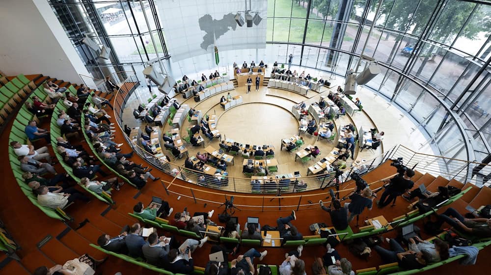 Michael Kretschmer (CDU), Minister President of Saxony, makes a government statement in plenary. The Saxon state parliament has a mammoth program ahead of it in its last sessions before the summer break / Photo: Sebastian Kahnert/dpa