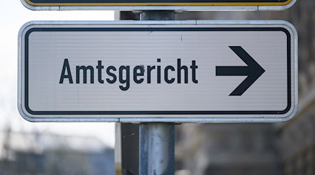 Ein Schild weist den Weg zum Dresdner Amtsgericht. / Foto: Robert Michael/dpa/Archivbild
