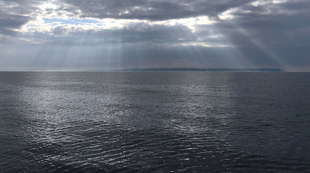 Dunkle Wolken ziehen über die Küste der Insel Rügen bei Sassnitz hinweg. / Foto: Stefan Sauer/dpa