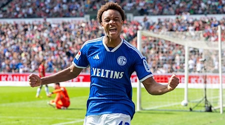 Soccer: Bundesliga 2, Hannover 96 - FC Schalke 04, Matchday 28, Heinz von Heiden-Arena: Schalke's Assan Ouedraogo celebrates after his goal to make it 0:1. According to media reports, the midfielder is moving to RB Leipzig / Photo: David Inderlied/dpa