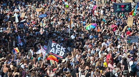 Численні учасники акції "Рука об руку за демократію і права людини" проти правого екстремізму стоять на площі Лейшнерплац / Фото: Jan Woitas/dpa