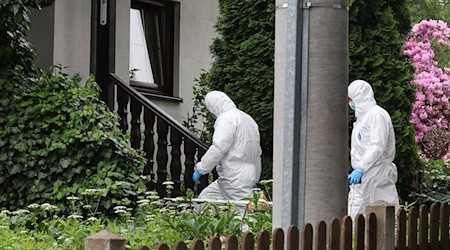 Polizeibeamte der Spurensicherung sind an einem mutmaßlichen Tatort im Einsatz. / Foto: Bodo Schackow/dpa