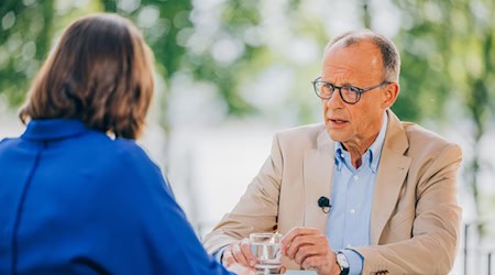 Friedrich Merz, Federal Chairman of the CDU and CDU/CSU parliamentary group leader in the Bundestag, speaks with Diana Zimmermann, Head of the ZDF Capital Studio Berlin, at the ZDF summer interview at Lake Hennesee / Photo: Dominik Asbach/ZDF/dpa/Handout