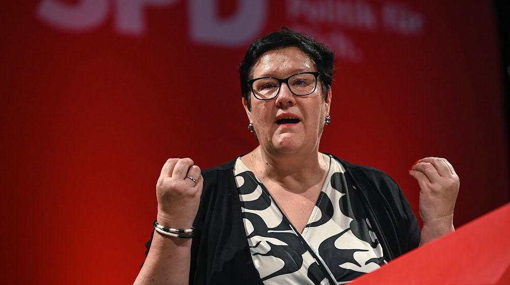 Die bestätigte Landesvorsitzende Kathrin Michel redet auf dem Landesparteitag der SPD Sachsen in Chemnitz. / Foto: Heiko Rebsch/dpa