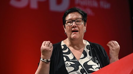 La presidenta confirmada del SPD de Sajonia, Kathrin Michel, habla en la conferencia estatal del partido en Chemnitz / Foto: Heiko Rebsch/dpa