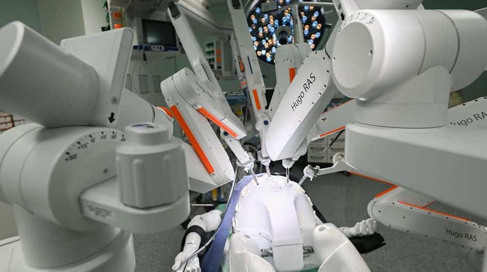 OP-roboter Hugo «Hugo» se w dźiwadłowym salu kliniky za urologiju w Drježdźanach předstaji. / Foto: Robert Michael/dpa
