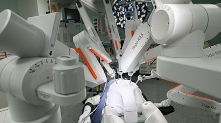 تم عرض الروبوت الجراحي «هوغو» في قاعة عمليات في عيادة الجراحة التناسلية في مستشفى دريسدن الجامعي. / صورة: روبرت مايكل/dpa