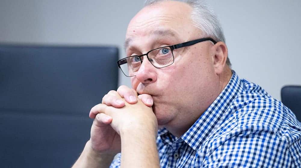 Jens Maier, früherer AfD-Bundestagsabgeordneter und Richter, sitzt im Gebäude des Fachgerichtszentrum Dresden im Verhandlungssaal. / Foto: Sebastian Kahnert/dpa