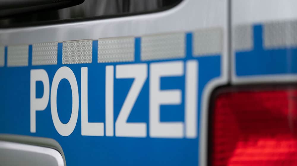 Das Wort Polizei ist auf einem Fahrzeug der Polizei zu sehen. / Foto: Marijan Murat/dpa