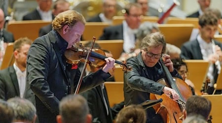 El violinista Daniel Hope y el violonchelista Jan Vogler en un dúo en un concierto del Festival de Música de Dresde el 28 de mayo en la Frauenkirche / Foto: Oliver Killig/Dresdner Musikfestspiele /dpa