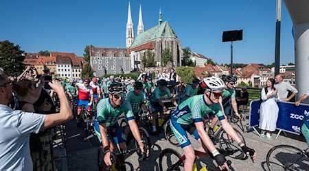 Rennradfahrer warten auf den Start zum European Peace Ride 2023 auf der Altstadtbrücke in Görlitz. / Foto: Paul Glaser/dpa/Archivbild