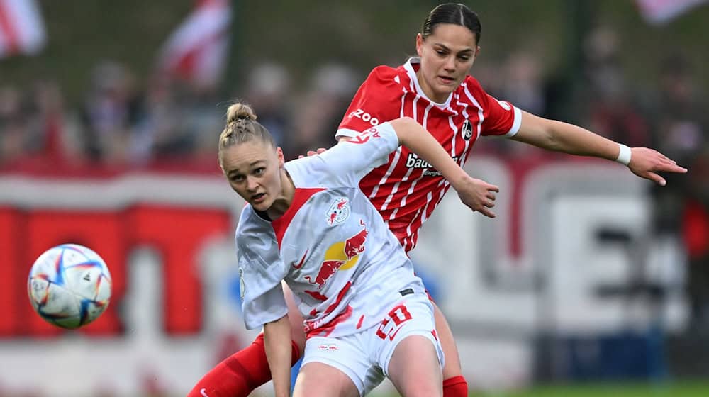 Leipzig's Victoria Krug (l) and Freiburg's Giovanna Hoffmann fight for the ball / Photo: Hendrik Schmidt/dpa