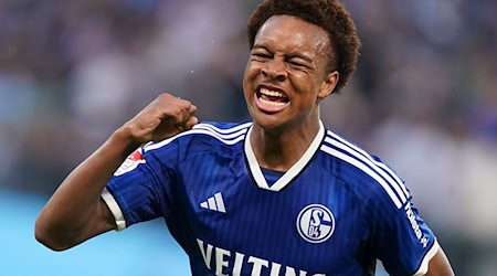 FC Schalkes Assan Ouedraogo bejubelt sein Tor zum 1:1. / Foto: Marcus Brandt/dpa
