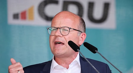 Oliver Schenk (CDU), Head of the State Chancellery in Saxony and candidate for the European elections, speaks at a rally. / Photo: Jan Woitas/dpa