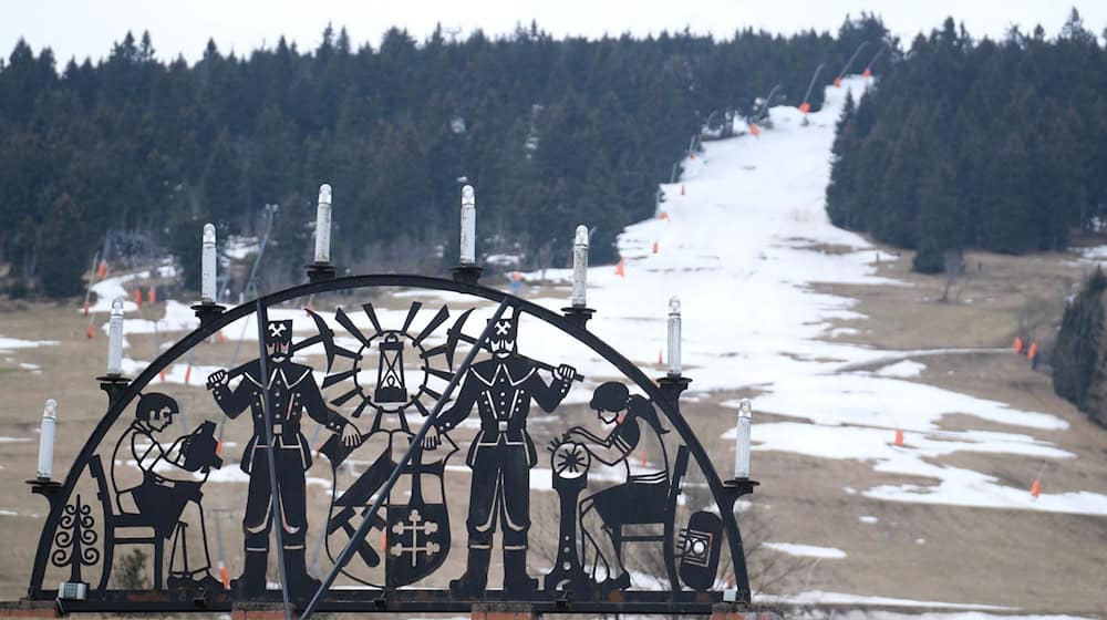 Remnants of snow lie on a slope on the Fichtelberg in the Erzgebirge / Photo: Sebastian Willnow/dpa/Archivbild