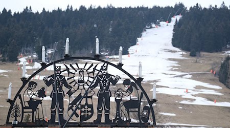 Remnants of snow lie on a slope on the Fichtelberg in the Erzgebirge / Photo: Sebastian Willnow/dpa/Archivbild