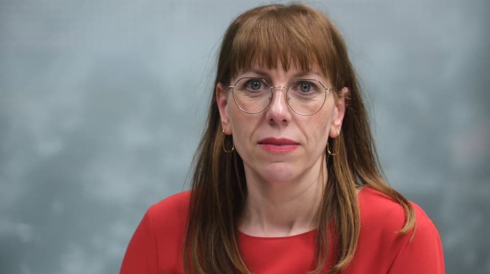 Katja Meier (Grüne), Justizministerin des Landes Sachsen, sitzt bei der Landesversammlung der sächsischen Grünen. / Foto: Sebastian Willnow/dpa