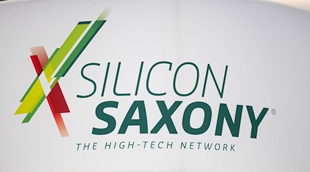 Das Logo des Hightechnetzwerk Silicon Saxony auf der Jobmesse «KarriereStart». / Foto: Sebastian Kahnert/dpa