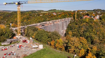 Blick auf die eingerüstete Elstertalbrücke. / Foto: Jan Woitas/dpa