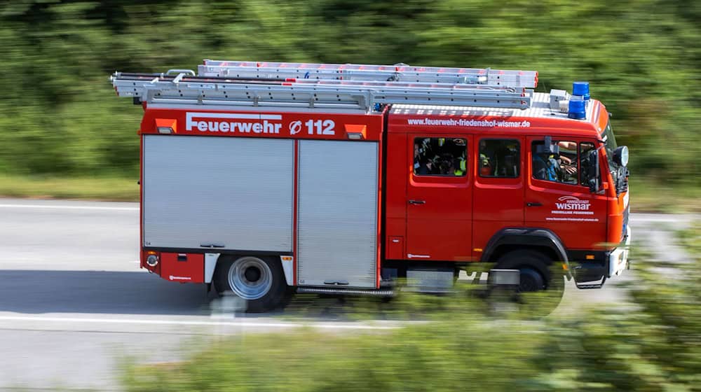 Ein Löschfahrzeug der Feuerwehr fährt zu einem Einsatz. / Foto: Jens Büttner/dpa-Zentralbild/dpa/Symbolbild