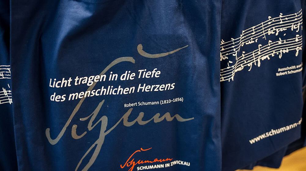Stoffbeutel mit Unterlagen zum internationalen Robert-Schumann-Wettbewerb an einer Garderobe. / Foto: Jan Woitas/dpa