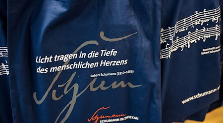 Bolsa de tela con documentos para el Concurso Internacional Robert Schumann en un guardarropa / Foto: Jan Woitas/dpa