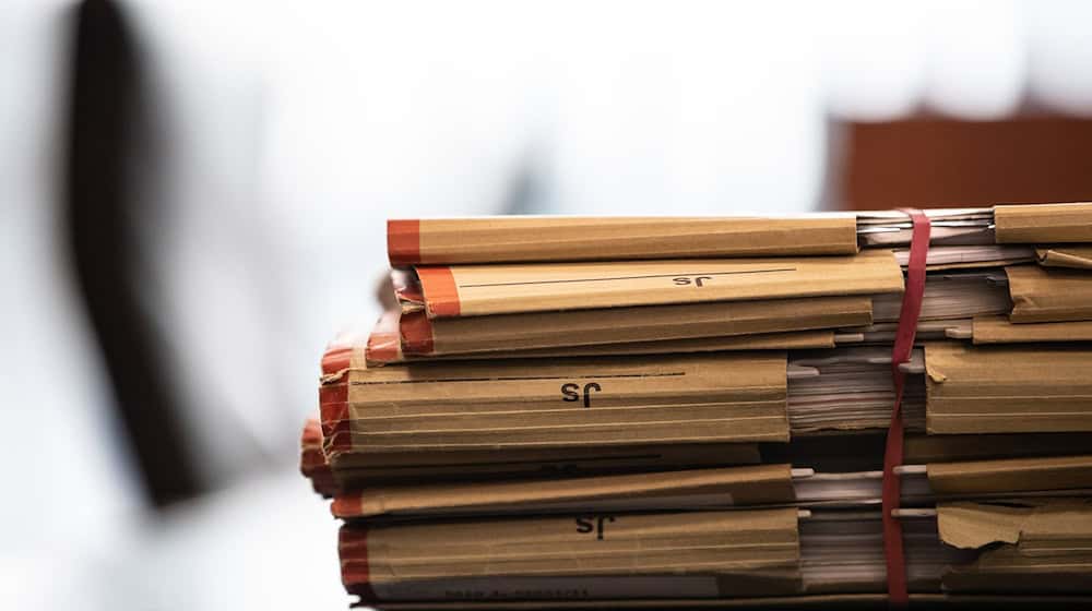 Files lie on the table before a trial in a district court / Photo: Swen Pförtner/dpa/Symbolic image