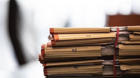Files lie on the table before a trial in a district court / Photo: Swen Pförtner/dpa/Symbolic image