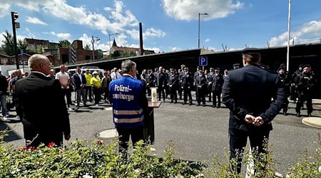 Polizisten gedenken in Görlitz des in Mannheim bei einem Messerangriff getöteten Polizisten. / Foto: Danilo Dittrich/dpa-Zentralbild/dpa