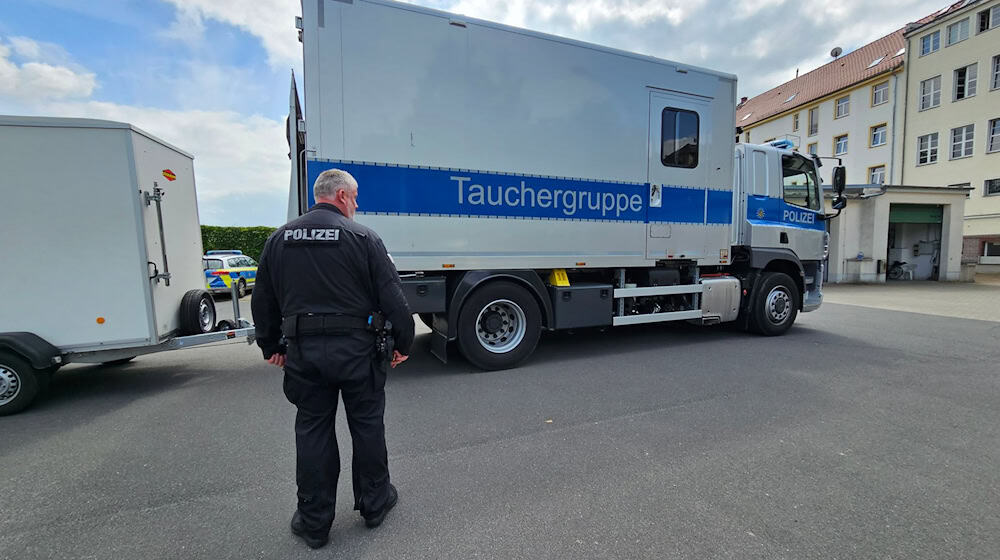 Auch Taucher kommen zum Einsatz, um in Döbeln nach einem vermissten neunjährigen Mädchen zu suchen. Neben dem Stadtgebiet stehen dabei auch Gewässer wie die Mulde und Teiche im Fokus, auch Taucher und Wasserschutzpolizei sind im Einsatz. / Foto: Tobias Junghannß/dpa-Zentralbild/dpa