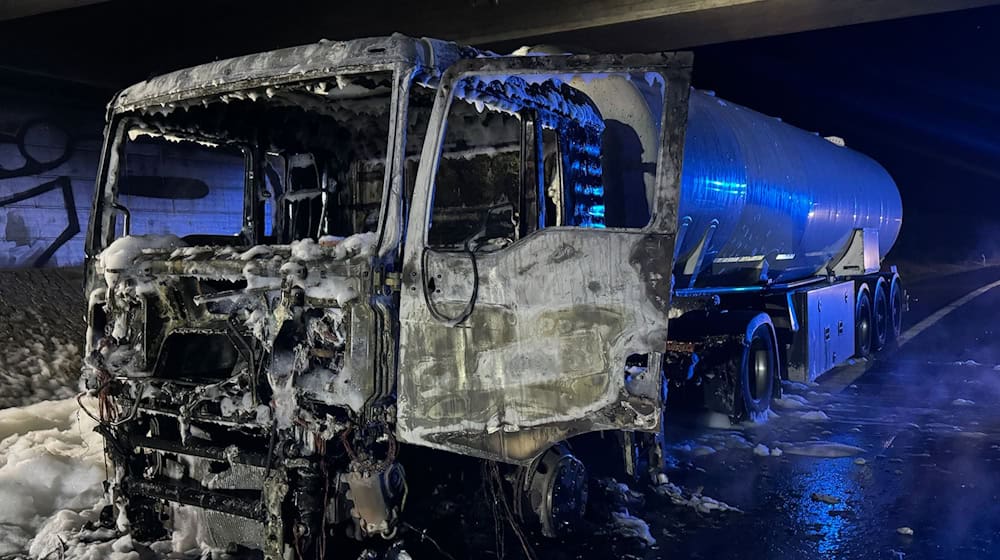 Tanklastzug mit 36.000 Litern Benzin fängt Feuer auf A17