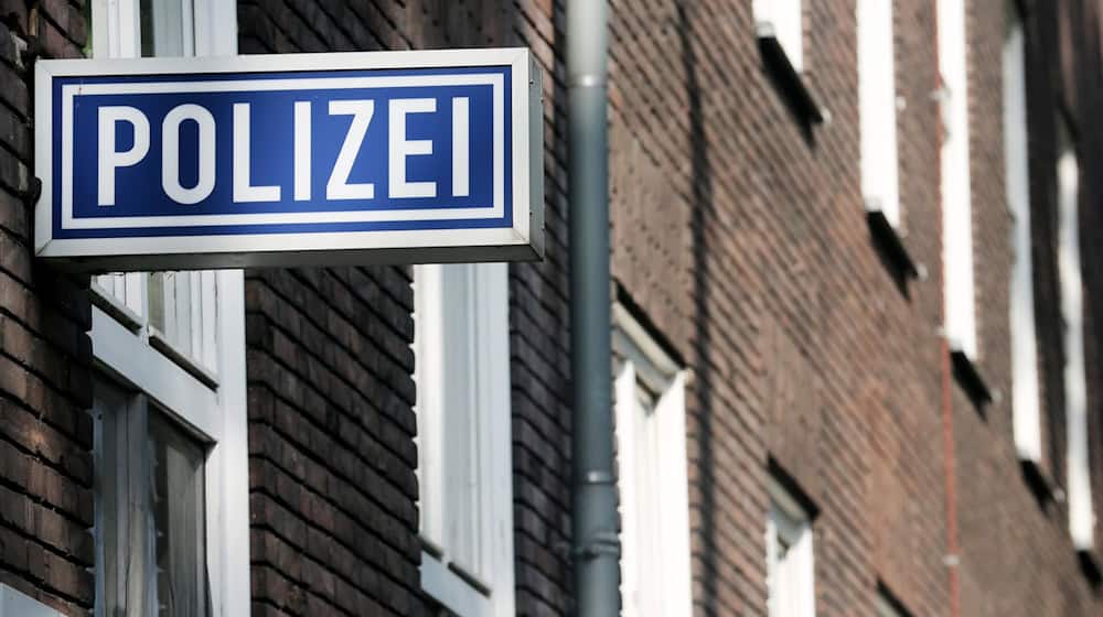 Ein Schild mit der Aufschrift «Polizei» hängt an einem Polizeipräsidium. / Foto: Roland Weihrauch/dpa/Symbolbild