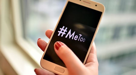 Eine junge Frau hält ein Smartphone mit dem Hashtag "#MeToo" in der Hand. / Foto: Britta Pedersen/dpa-Zentralbild/dpa/Archiv