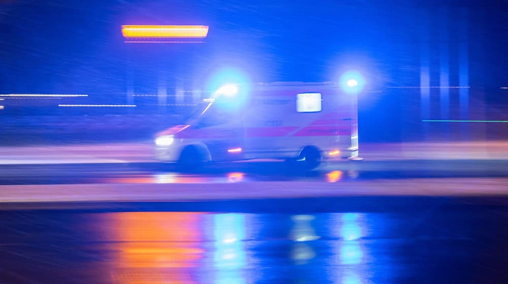 Ambulans bě z modrym swětłem w akciji. / Foto: Sebastian Gollnow/dpa/Symbolfoto