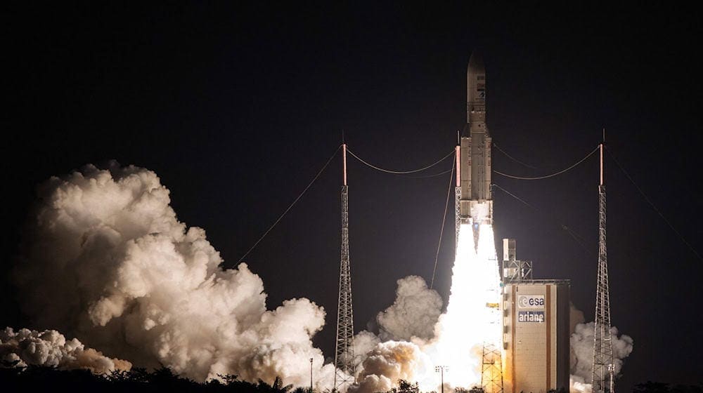 Eine europäische Ariane-5-Trägerrakete hebt vom Weltraumbahnhof in Kourou in Französisch-Guyana ab. / Foto: Jody Amiet/AFP/dpa