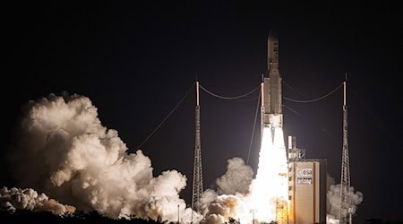 Sewjernaeuropska Arianne-5 nosaca raketa startuje z kosmiskoweho kosmodromu w Kourou we Francoskiej Gujanej. / Foto: Jody Amiet/AFP/dpa