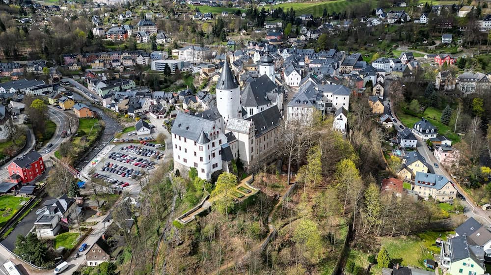 Blick auf die erzgebirgische Kleinstadt Schwarzenberg mit dem Schloss. / Foto: Jan Woitas/dpa