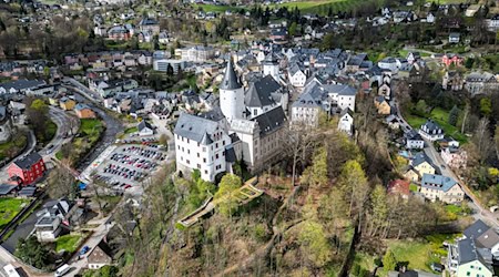 Blick auf die erzgebirgische Kleinstadt Schwarzenberg mit dem Schloss. / Foto: Jan Woitas/dpa