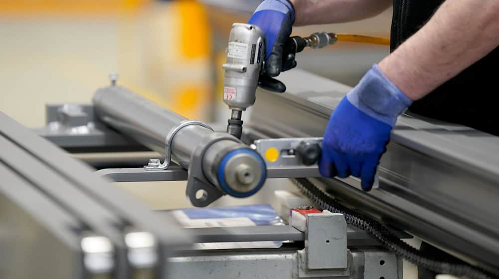 An employee works in the pre-assembly area for lifting frames / Photo: Marcus Brandt/dpa