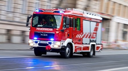A fire engine with flashing blue lights on the road. / Photo: Monika Skolimowska/dpa-Zentralbild/ZB/Symbolic image