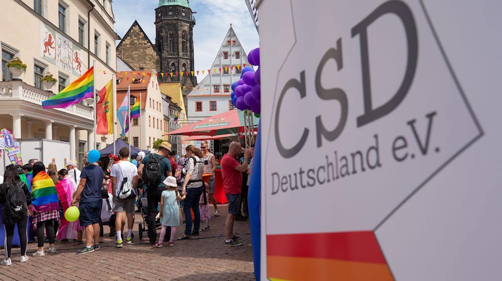Ein Aufsteller des CSD Deutschland e.V. steht beim achten Christopher Street Day (CSD) in Pirna. / Foto: Daniel Schäfer/dpa-Zentralbild/dpa/Archivbild