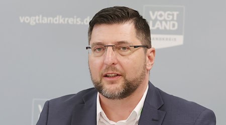 Thomas Hennig (CDU), Administrador del distrito de Vogtland, habla en rueda de prensa / Foto: Bodo Schackow/dpa