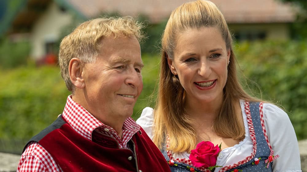 Sängerin und Fernsehmoderatorin Stefanie Hertel mit ihrem Vater Eberhard Hertel. / Foto: Peter Kneffel/dpa