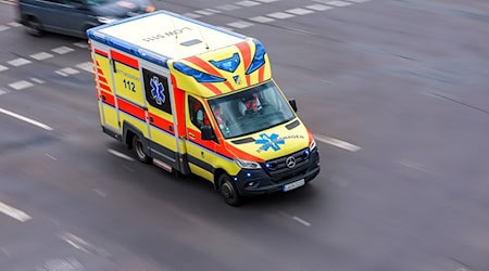 Ein Rettungswagen fährt mit Blaulicht. / Foto: Jan Woitas/dpa